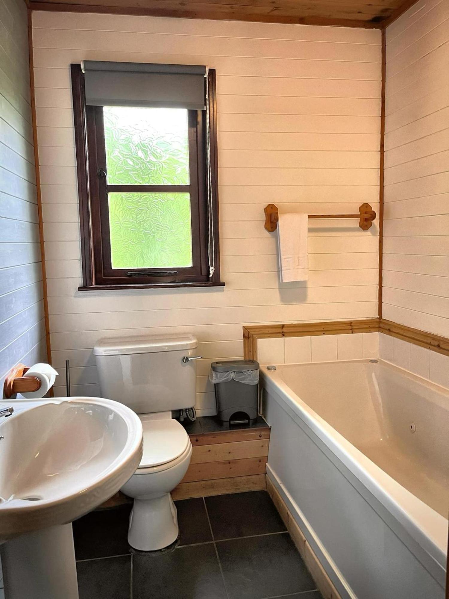 Goldcrest 3-Hot Tub-Woodland Lodges-Carmarthenshire-Tenby Екстериор снимка